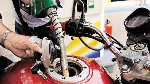 ചൂടത്ത് വാഹനങ്ങളില്‍ ഫുള്‍ ടാങ്ക് പെട്രോള്‍ അടിക്കാമോ?