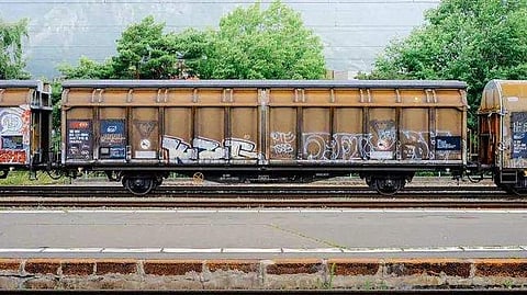 ചരക്കു ട്രെയിന്‍ 84 കിലോമീറ്ററോളം ഓടിയ സംഭവത്തില്‍ നാലുപേരെ പിരിച്ചുവിട്ടു. 