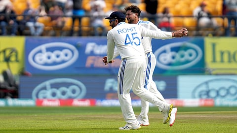 വിക്കറ്റെടുത്ത കുല്‍ദീപിനെ അഭിനന്ദിക്കുന്ന ക്യാപ്റ്റന്‍ രോഹിത് ശര്‍മ