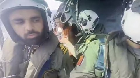 ചെങ്കടലില്‍ ഹൂതി ആക്രമണം; ഇന്ത്യക്കാരനുള്‍പ്പെടെ 21 ജീവനക്കാരെ രക്ഷപ്പെടുത്തിയ നാവികസേന