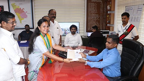 കാസർകോട്ടെ എൻഡിഎ സ്ഥാനാർത്ഥി പത്രിക നൽകുന്നു  