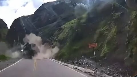 പാറക്കഷണം ലോറിയുടെ മുകളിലേക്ക് വീണപ്പോൾ