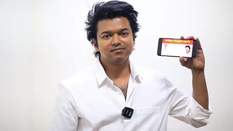 ആരാധകര്‍ക്ക് ആപ്പ് പരിചയപ്പെടുത്തുന്ന വിജയ്