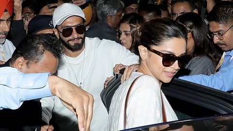 ബോളിവുഡ് താരദമ്പതികളായ രണ്‍വീര്‍ സിങ്ങും ദീപിക പദുക്കോണും ജാംനഗറിലെ വിമാനത്താവളത്തില്‍ എത്തിയപ്പോള്‍ 