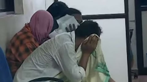 പ്രതികളെ സ്റ്റേഷനില്‍ എത്തിച്ചപ്പോള്‍