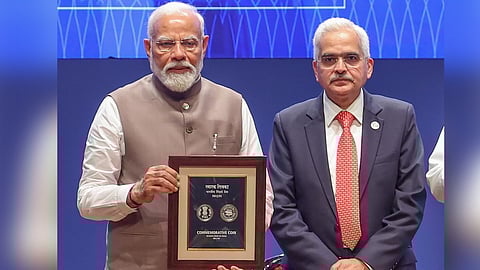 മോദി 90 രൂപ നാണയം പുറത്തിറക്കുന്നു, ആർബിഐ ​ഗവർണർ ശക്തികാന്തദാസ് സമീപം