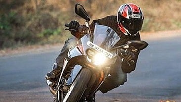 വളവുകളില്‍ അപകടം ഒഴിവാക്കാന്‍ വേഗം കുറച്ച് വാഹനം ഓടിക്കുന്നതാണ് നല്ലത്