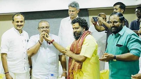 തുഷാർ വെള്ളാപ്പള്ളിക്ക് മധുരം നല്‍കി മള്ളിയുർ ദിവാകരൻ നമ്പൂതിരിപ്പാട്