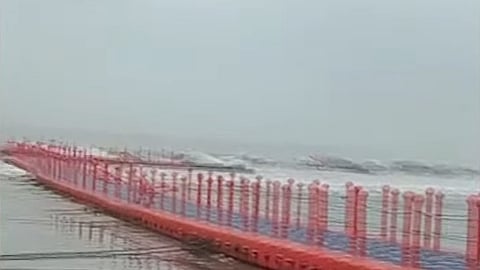  ഫ്‌ളോട്ടിങ് ബ്രിഡ്ജ് തകർന്ന നിലയിൽ