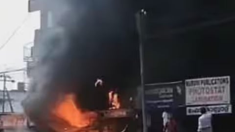 കോട്ടയം മെഡിക്കല്‍ കോളജ് സ്വകാര്യ ബസ്റ്റാന്റിനുള്ളില്‍ തീപിടിത്തം