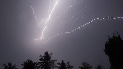 ഇടിമിന്നലോട് കൂടിയ മഴ; സംസ്ഥാനത്ത് മൂന്ന് ജില്ലകളില്‍ മുന്നറിയിപ്പ്