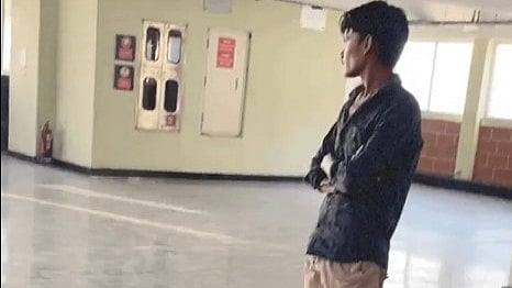 ഷര്‍ട്ടിന്റെ ബട്ടണ്‍ ഇട്ടില്ല; യുവാവിന് ബംഗളൂരൂ മെട്രോയില്‍ യാത്ര നിഷേധിച്ചു