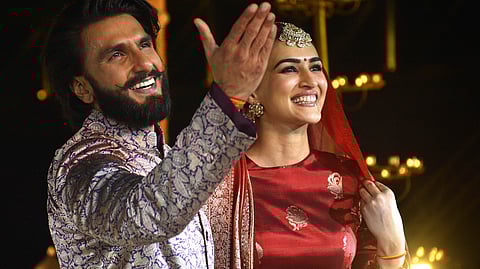 ബോളീവുഡ് അഭിനേതാക്കളായ രണ്‍വീര്‍ സിങും കൃതി സനണും വാരാണസിയില്‍ നടത്തിയ ഫാഷന്‍ ഷോയ്ക്കിടെ
