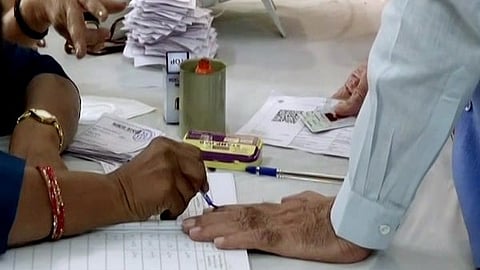 A filmy incentive to voters of Patna