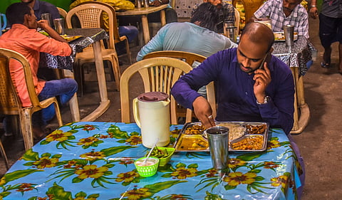 benefits of eating food with hands