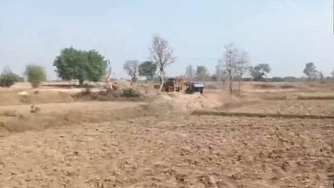 വാഹനത്തിന്റെ ഉടമയെ കണ്ടെത്തുന്നവര്‍ക്ക് പാരിതോഷികം പ്രഖ്യാപിച്ചിട്ടുണ്ട്