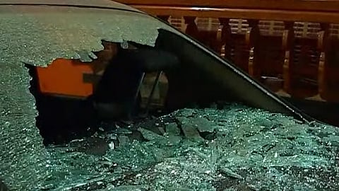 മുഖംമൂടി സംഘം തകര്‍ത്ത കാര്‍