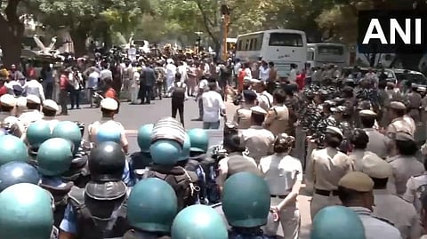 കെജരിവാളിന്റെ നേതൃത്വത്തില്‍ നടക്കുന്ന എഎപി മാര്‍ച്ച് പൊലീസ് തടയുന്നു

