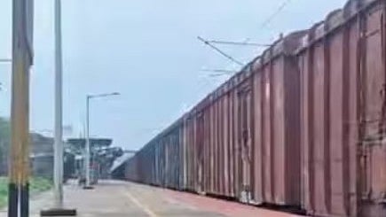 പാസഞ്ചർ വരേണ്ട പ്ലാറ്റ്‌ഫോമിൽ ചരക്ക് ട്രെയിൻ നിർത്തിയിട്ട് ലോക്കോ പൈലറ്റ് പോയി; ആശയക്കുഴപ്പത്തിലായി യാത്രക്കാർ