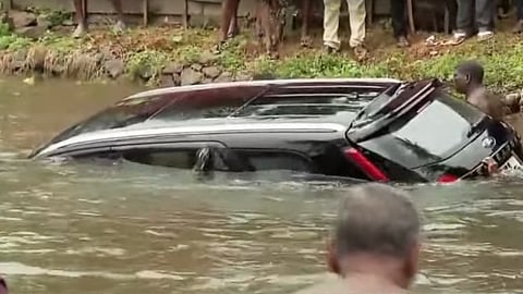 Tourists who traveled by looking at Google Maps got into an accident