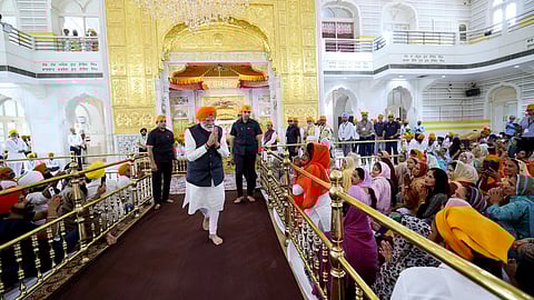 narendra-modi-volunteers-for-seva-at-patna-sahib-gurudwara