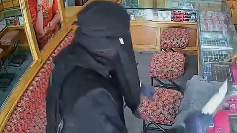 ബുർഖ ധരിച്ചെത്തി, ജ്വല്ലറി ഉടമയെ കുത്തി; അലറിക്കരഞ്ഞപ്പോൾ സ്വർണം ഉപേക്ഷിച്ച് ഓടി രക്ഷപ്പെട്ട് മോഷ്ടാക്കൾ