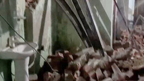 ​നിർമ്മാണത്തിലിരുന്ന മതിൽ ഇടിഞ്ഞു വീണ് മൂന്ന് കുട്ടികൾ മരിച്ചു; അഞ്ച് പേർക്ക് പരിക്ക്