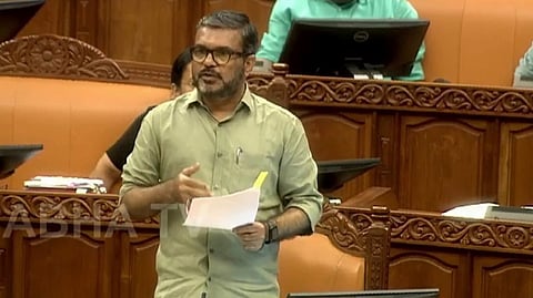 'ഇതൊക്കെ ശ്രദ്ധിക്കണ്ടേ അമ്പാനേ' പരിഹസിച്ച് റോജി;  'യുഡിഎഫ് ആയാല്‍ ആഹാ, ഇപ്പോ ഓഹോ'യെന്ന് മന്ത്രിയുടെ മറുപടി