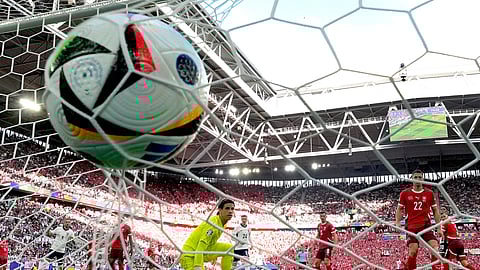 ഇംഗ്ലണ്ട് താരം ബുകായോ സക സ്വിറ്റ്സര്‍ലന്‍ഡിനെതിരെ നേടിയ ഗോള്‍ വലയില്‍