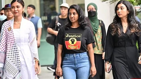 ജാഥ നടത്തിയ മറ്റ് രണ്ട് യുവതികള്‍ക്കൊപ്പം കോടതിയില്‍ നിന്ന് പുറത്തേക്ക് വരുന്ന അണ്ണാമലൈ കോകില പാര്‍വതി(നടുവില്‍)

