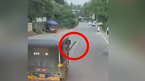 auto driver blocked the way of the bus