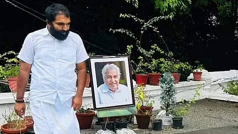 ഉമ്മന്‍ചാണ്ടിയുടെ കല്ലറയ്ക്ക് അരികില്‍ മകന്‍ ചാണ്ടി ഉമ്മന്‍ 