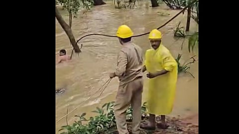 ഇലക്ട്രിക് കമ്പി പൊട്ടി വീണു; കര കവിഞ്ഞൊഴുകുന്ന തോട്ടിലേക്ക് എടുത്തുചാടി ലൈന്‍മാന്‍- വീഡിയോ 