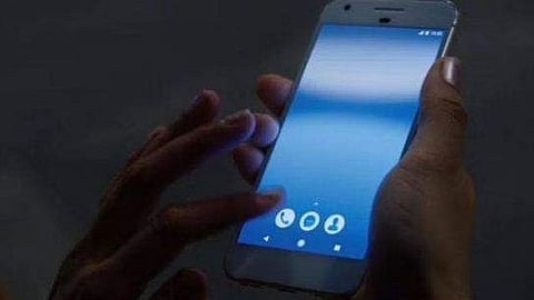 കാമുകന്റെ വിമാനയാത്ര തടയാൻ യുവതിയുടെ ബോംബുഭീഷണി