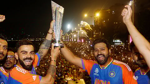 മുംബൈയിൽ നടന്ന വിക്ടറി പരേഡിനിടെ ടി20 ലോകകപ്പ് കിരീടം ഒന്നിച്ചുയർത്തി കോഹ്‍ലിയും രോഹിതും