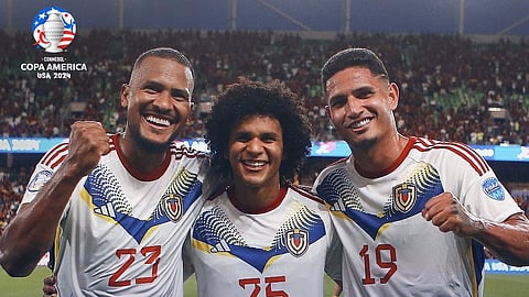 വെനെസ്വലയ്ക്കായി ഗോളുകള്‍ നേടിയ സലോമന്‍ റോന്‍ഡോന്‍, എഡ്വേഡ് ബെല്ലോ, എറിക്ക് റാമിറസ് 