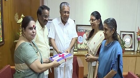 വിലക്കപ്പെട്ട വിവരം ഒഴിച്ച് മറ്റൊന്നും മറച്ചുവയ്ക്കരുത്; ഹേമ കമ്മീഷന്‍ റിപ്പോര്‍ട്ട്  23നകം പുറത്തുവിടണം; നിര്‍ണായക ഉത്തരവുമായി വിവരാവകാശ കമ്മീഷന്‍