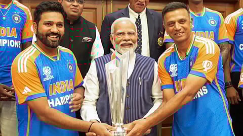 ടി 20 ലോകകപ്പ് കിരീടം നേടിയ ഇന്ത്യന്‍ ക്രിക്കറ്റ് ടീം പ്രധാനമന്ത്രി നരേന്ദ്ര മോദിയുമായി കൂടിക്കാഴ്ച നടത്തിയപ്പോള്‍