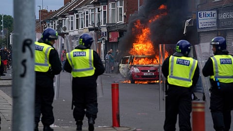 UK riots Starmer to hold emergency meeting as riots intensify
