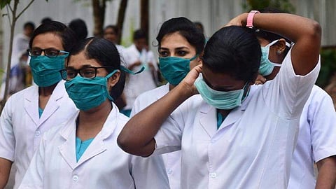 നഴ്‌സുമാരുടെ ശമ്പളം 20,000 രൂപയില്‍ കുറയരുത്; 200 കട്ടിലുള്ള ആശുപത്രികളില്‍ സര്‍ക്കാര്‍ സ്‌കെയില്‍