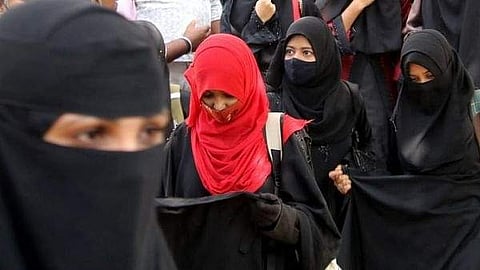 'മുടി, കൈകാലുകള്‍ പൂര്‍ണമായും മറയ്ക്കണം'; വിവാദമായ ഹിജാബ് നിയമം പിന്‍വലിച്ച് ഇറാന്‍