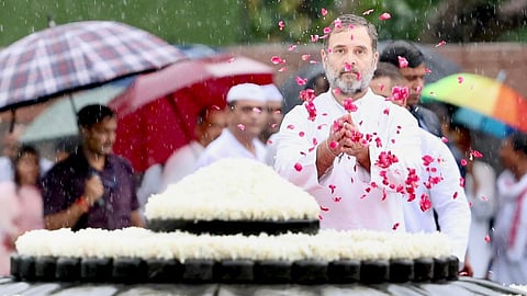 rahul pays to tribute rajiv gandhi birt anniversary