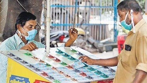 80 ലക്ഷം രൂപയുടെ ഭാ​ഗ്യശാലി ആര്?; കാരുണ്യ ലോട്ടറി ഫലം പ്രഖ്യാപിച്ചു