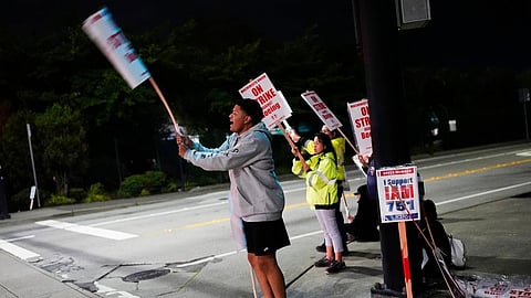 ഇന്റര്‍നാഷണല്‍ അസോസിയേഷന്‍ ഓഫ് മെഷിനീസ്റ്റുകളുടേയും എയ്‌റോസ്‌പേസ് വര്‍ക്കേഴ്‌സിന്റെയും അംഗങ്ങളാണ് പണിമുടക്കിയത്. 