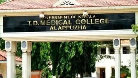 ആലപ്പുഴ മെഡിക്കൽ കോളജിൽ വനിതാ ഡോക്ടർക്ക് നേരെ കയ്യേറ്റം; മദ്യലഹരിയിലായിരുന്ന യുവാവ് കടന്നുകളഞ്ഞു, തിരച്ചിൽ 