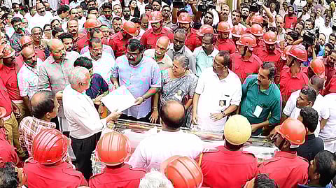 എം എം ലോറൻസിൻ്റെ മൃതദേഹം മകൻ മെഡിക്കൽ കോളേജിന് കൈമാറുന്നു.