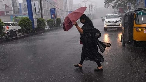 കനത്ത മഴ, ഇടിമിന്നൽ തുടരും; 4 ജില്ലകളിൽ ഓറഞ്ച്, എട്ടിടത്ത് യെല്ലോ മുന്നറിയിപ്പ്; കടലാക്രമണ സാധ്യത