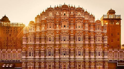കുറഞ്ഞ ചെലവില്‍ ഇന്ത്യ കാണാം; കീശ കീറില്ല
