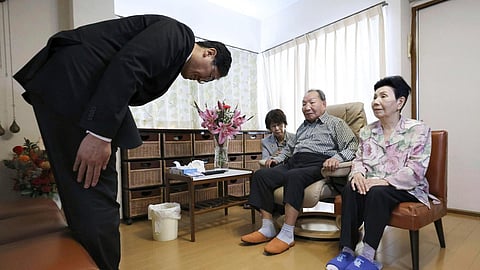 Shizuoka Prefectural Police chief Takayoshi Tsuda, left, offers an apology to former Japanese death-row inmate Iwao Hakamada