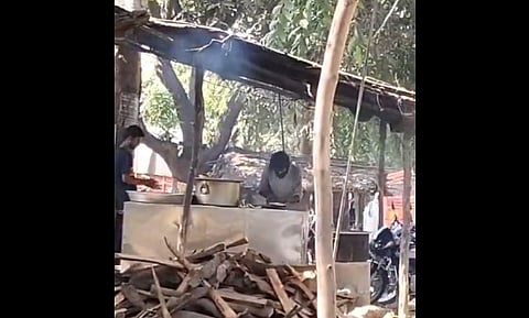 Eatery worker detained for 'spitting' on rotis in UP's Barabanki .